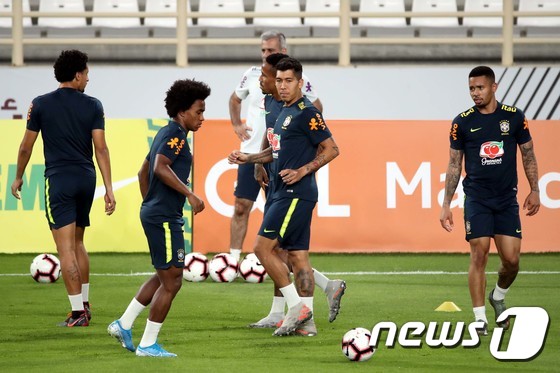 브라질 축구대표팀 가브리엘 제주스(오른쪽부터), 호베르투 피르미누, 윌리안이 17일(현지시간) 오후 아랍에미리트 아부다비의 알나흐얀 스타디움에서 훈련을 하고 있다. 2019.11.17/뉴스1 © News1 이광호 기자