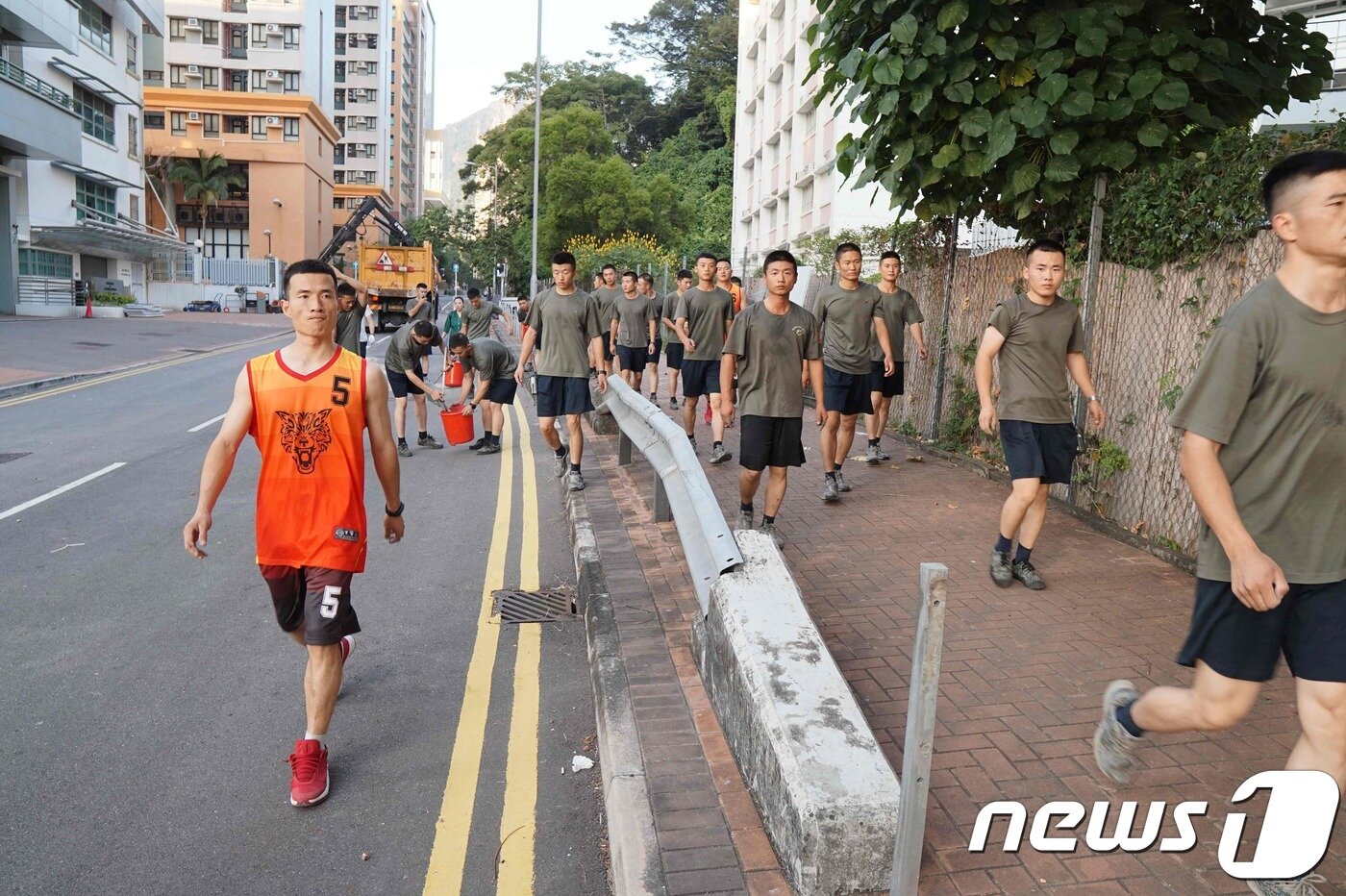 본문 이미지 - 16일 인민군이 주둔 부대 인근 도로 복구를 마치고 귀대하고 있다. ⓒ AFP=뉴스1 ⓒ News1 박형기 기자