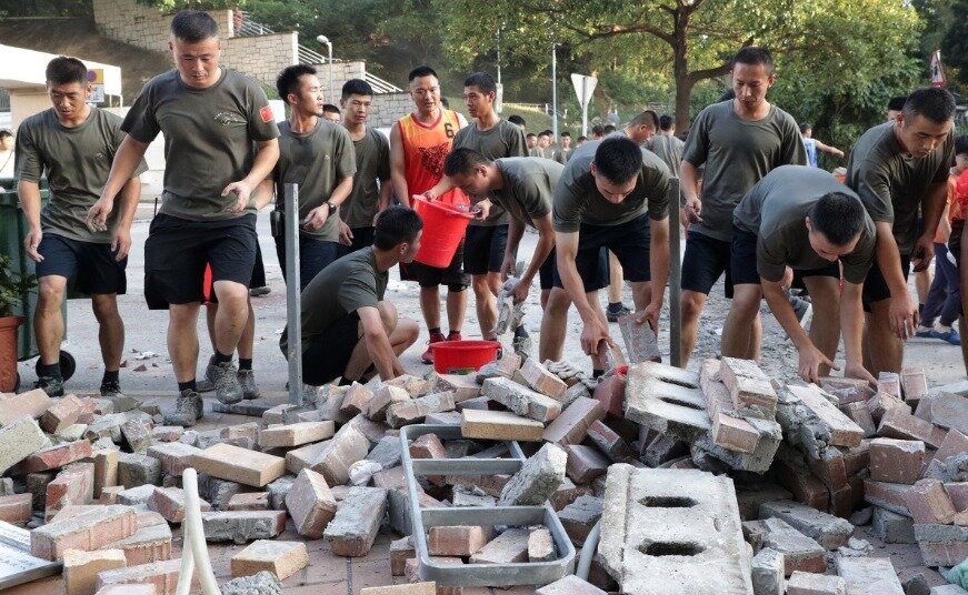 본문 이미지 - 인민군들이 벽돌 잔해를 치우고 있는 모습 - SCMP 갈무리