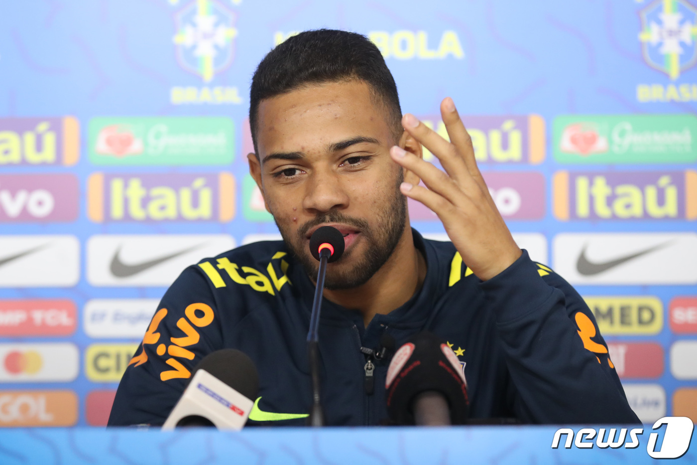 (아부다비(UAE)=뉴스1) 이광호 기자 = 브라질 축구대표팀 헤난 로지가 17일(현지시간) 오후 아랍에미리트 아부다비의 알나흐얀 스타디움에서 기자회견을 하고 있다.  브라질 대표 …