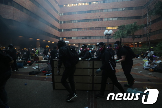 홍콩 경찰, 홍콩 이공대 진입