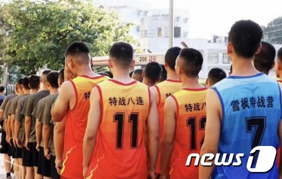 일부 군인들이 쉐펑특전여단 소속이라는 로고가 붙은 민소매티를 입고 있다. - SCMP 갈무리