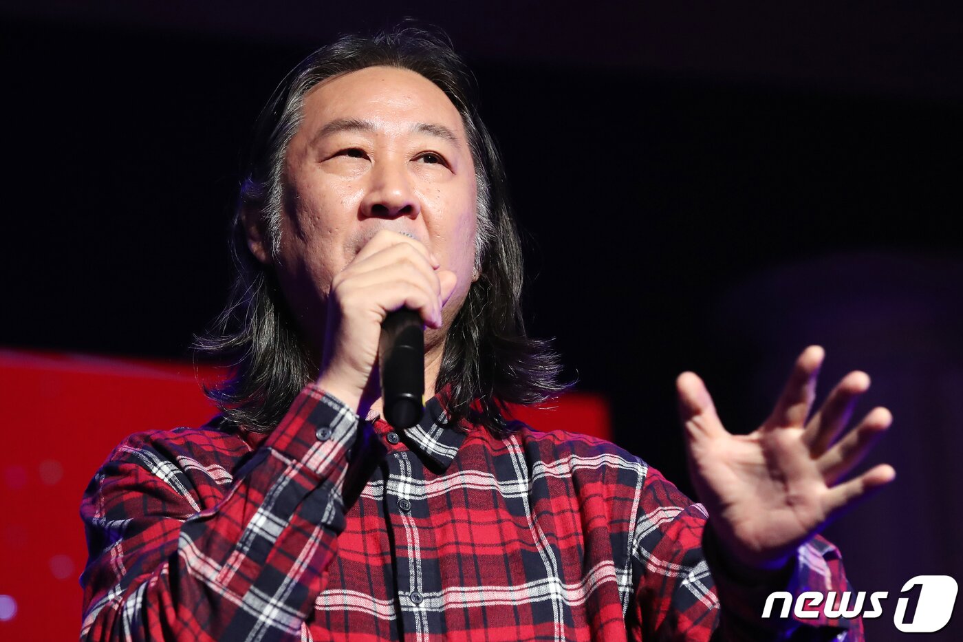본문 이미지 - 백두산의 기타리스트 김도균이 지난 16일 경북 경산시 영남대학교 천마아트센터에서 열린 '젊음을 노래하다! 제1회 청춘대학가요제' 심사위원을 맡아 참가자들의 자작곡에 대한 심사평을 전하고 있다. 그는 청춘대학가요제에서도 심사위원으로 참여다. 2019.11.18/뉴스1 ⓒ News1 공정식 기자