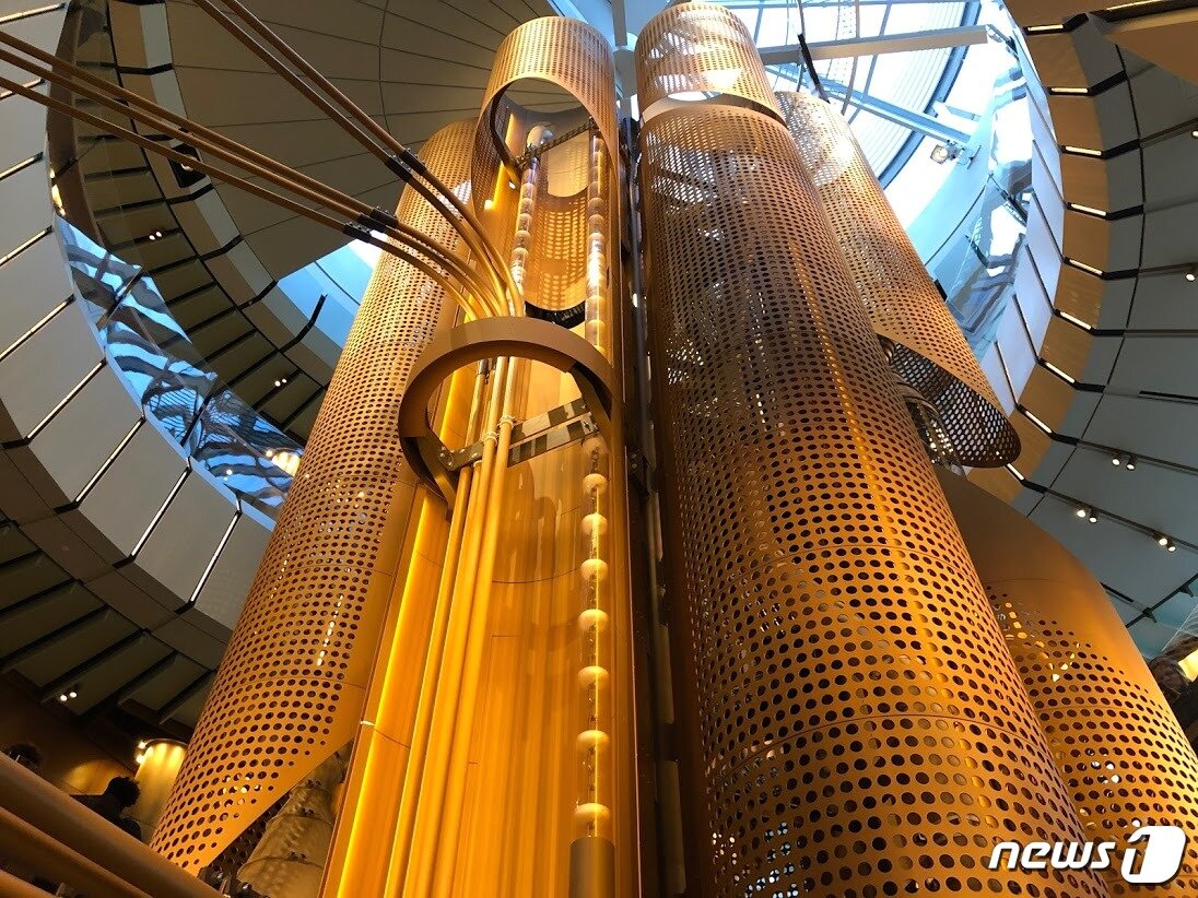 본문 이미지 - 건물 전체를 관통하는 4층 높이의 캐스트 스탠드. 로스팅한 원두를 저장해 층별, 종류별로 압축분사방식을 이용해 배분하는 역할을 한다.(출처=박영주 통신원 제공) ⓒ 뉴스1