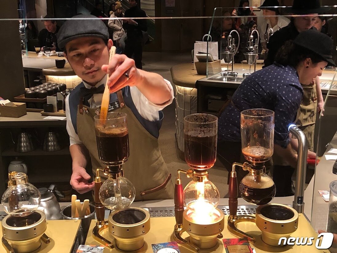 본문 이미지 - 바리스타가 손님 앞에서 사이펀을 이용해 직접 커피를 추출하고 있다.(출처=박영주 통신원 제공) ⓒ 뉴스1