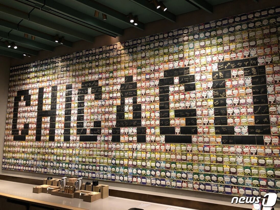 본문 이미지 - 각 커피 브랜드로 새겨놓은 시카고 글자. (출처=박영주 통신원 제공) ⓒ 뉴스1