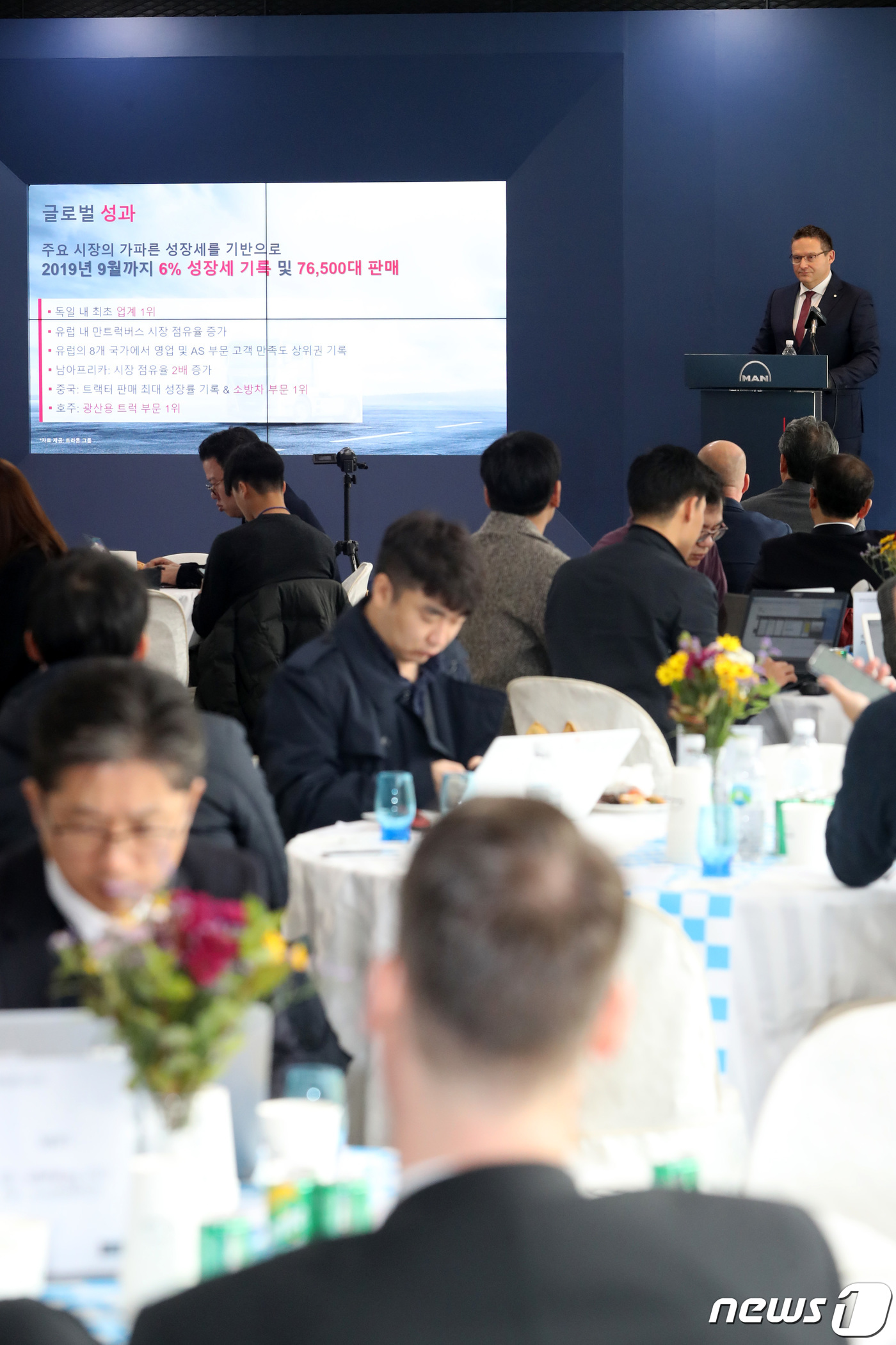 (용인=뉴스1) 조태형 기자 = 18일 오전 경기도 용인 에버랜드 스피드웨이에서 열린 만트럭버스코리아 페어 2019 기자간담회에서 틸로 할터 만트럭버스 APAC 총괄 사장이 성과 …