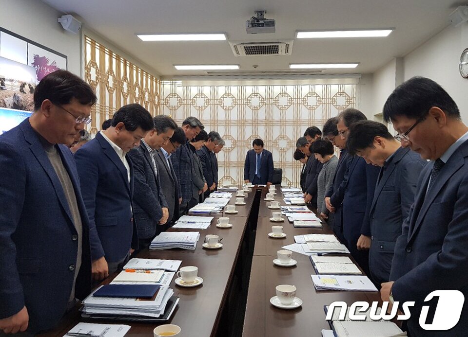 본문 이미지 - 정헌율 익산시장과 익산시 간부들이 집단 암 발병으로 사망한 장점마을 주민들을 향해 묵념을 하는 모습. /뉴스1