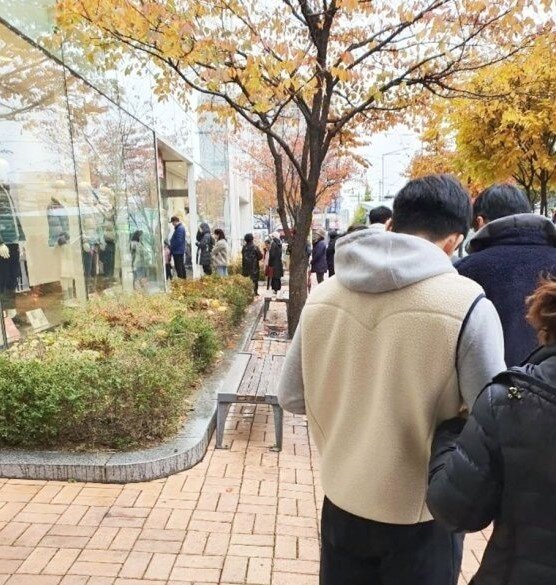 본문 이미지 - 서경덕 성신여대 교수가 19일 페이스북을 통해 공개한 한 유니클로 매장 앞의 풍경./사진=서경덕 페이스북 갈무리