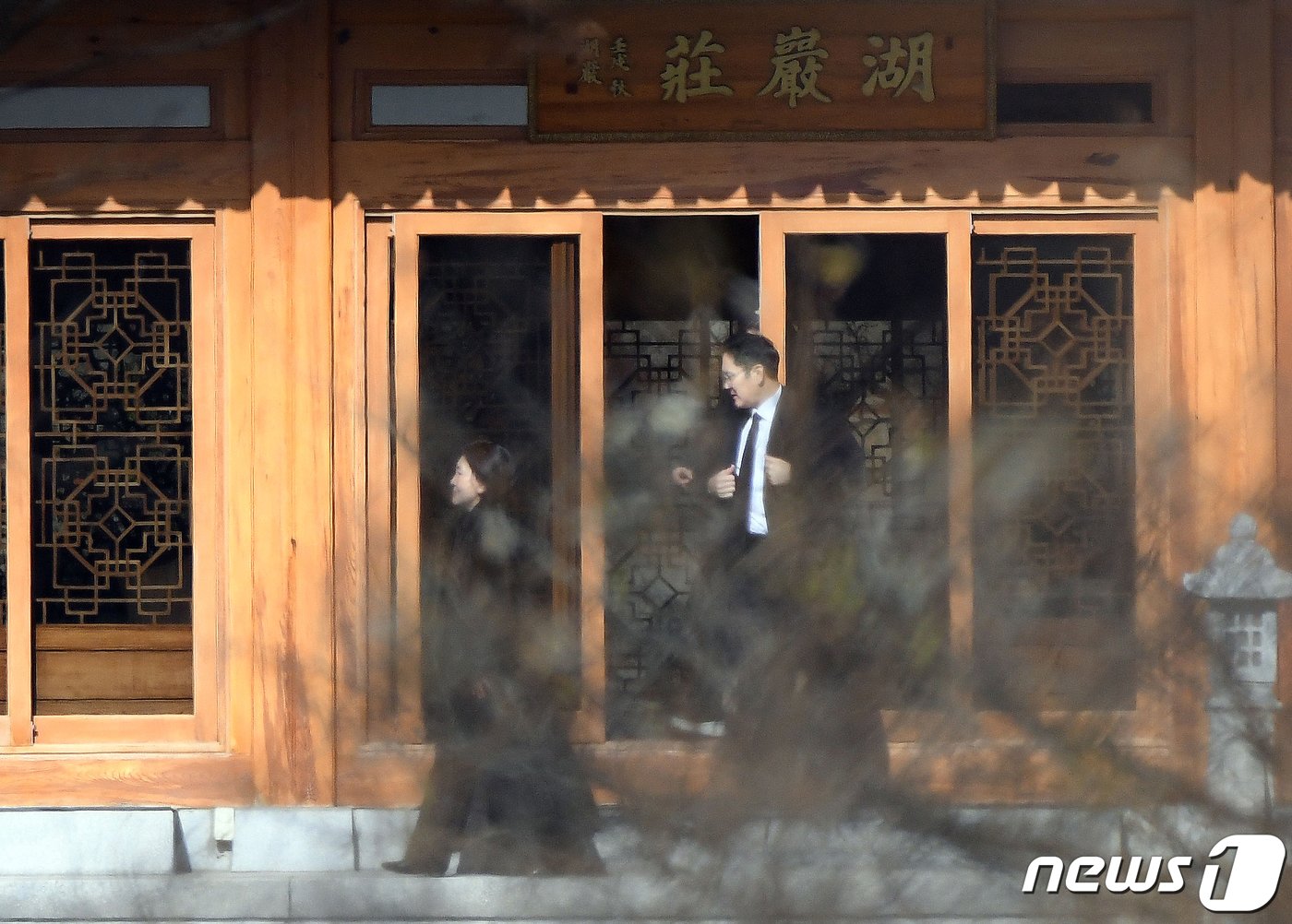 본문 이미지 - 홍라희 전 리움미술관 관장(왼쪽)과 이재용 삼성전자 회장이 경기도 용인시 호암미술관 인근 선영에서 열린 삼성그룹 창업주인 호암 이병철 선대 회장의 32주기 추도식에 참석하고 있다. /뉴스1 ⓒ News1 조태형 기자