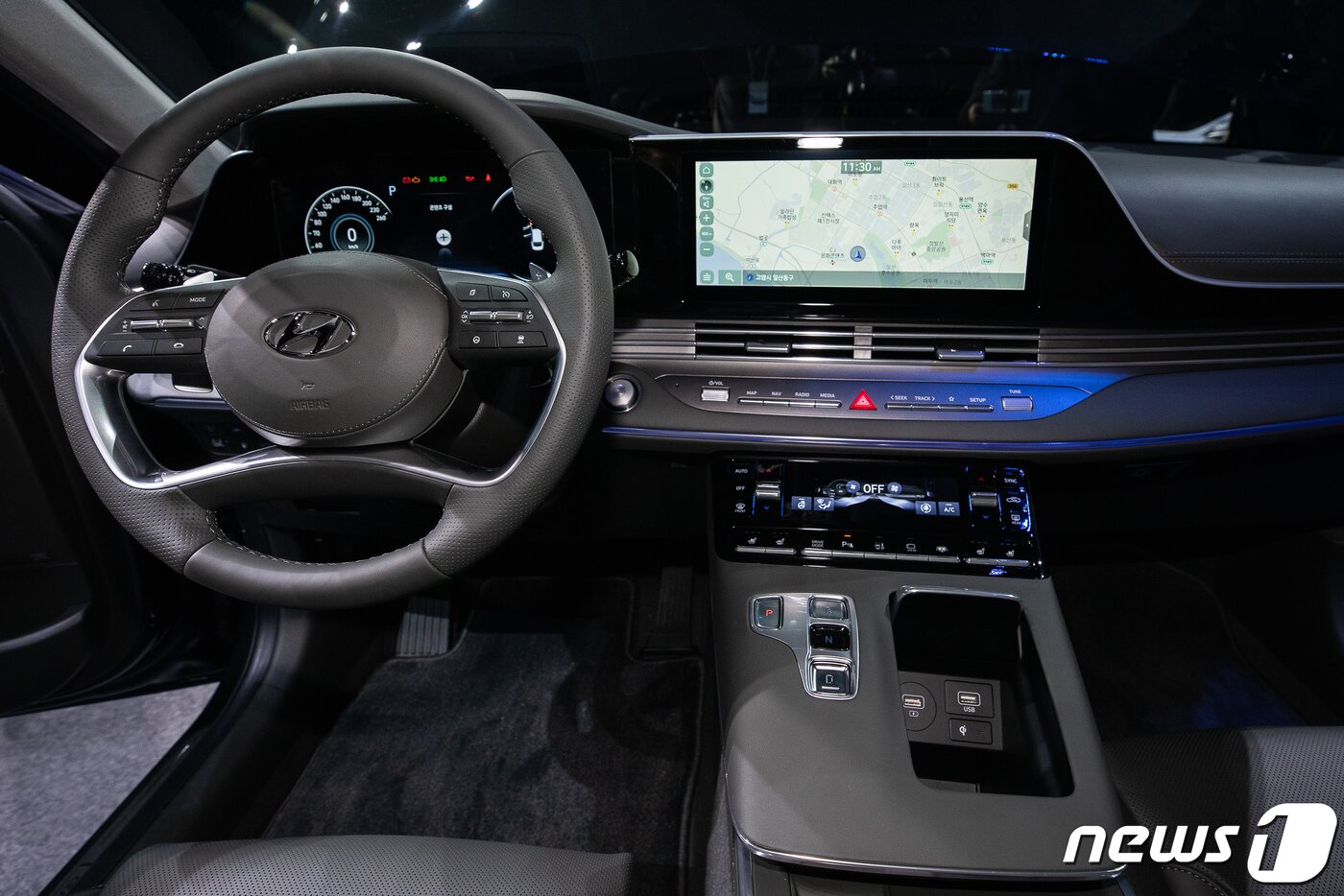 본문 이미지 - 19일 경기 고양시 일산 빛마루 방송지원센터 열린 현대자동차 '더 뉴 그랜저' 신차발표회에서 공개된 새로운 그랜저 센터페시아 모습.  2019.11.19/뉴스1 ⓒ News1 유승관 기자