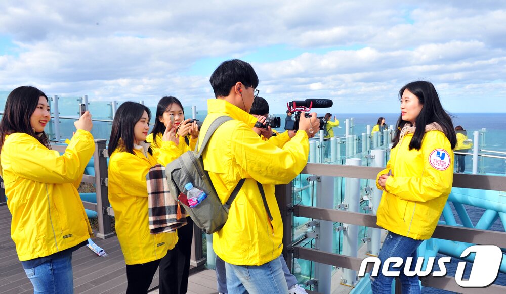 본문 이미지 - 호남대 독도탐방단 다큐 촬영 모습.(호남대 제공)2019.11.19/뉴스1 ⓒ News1