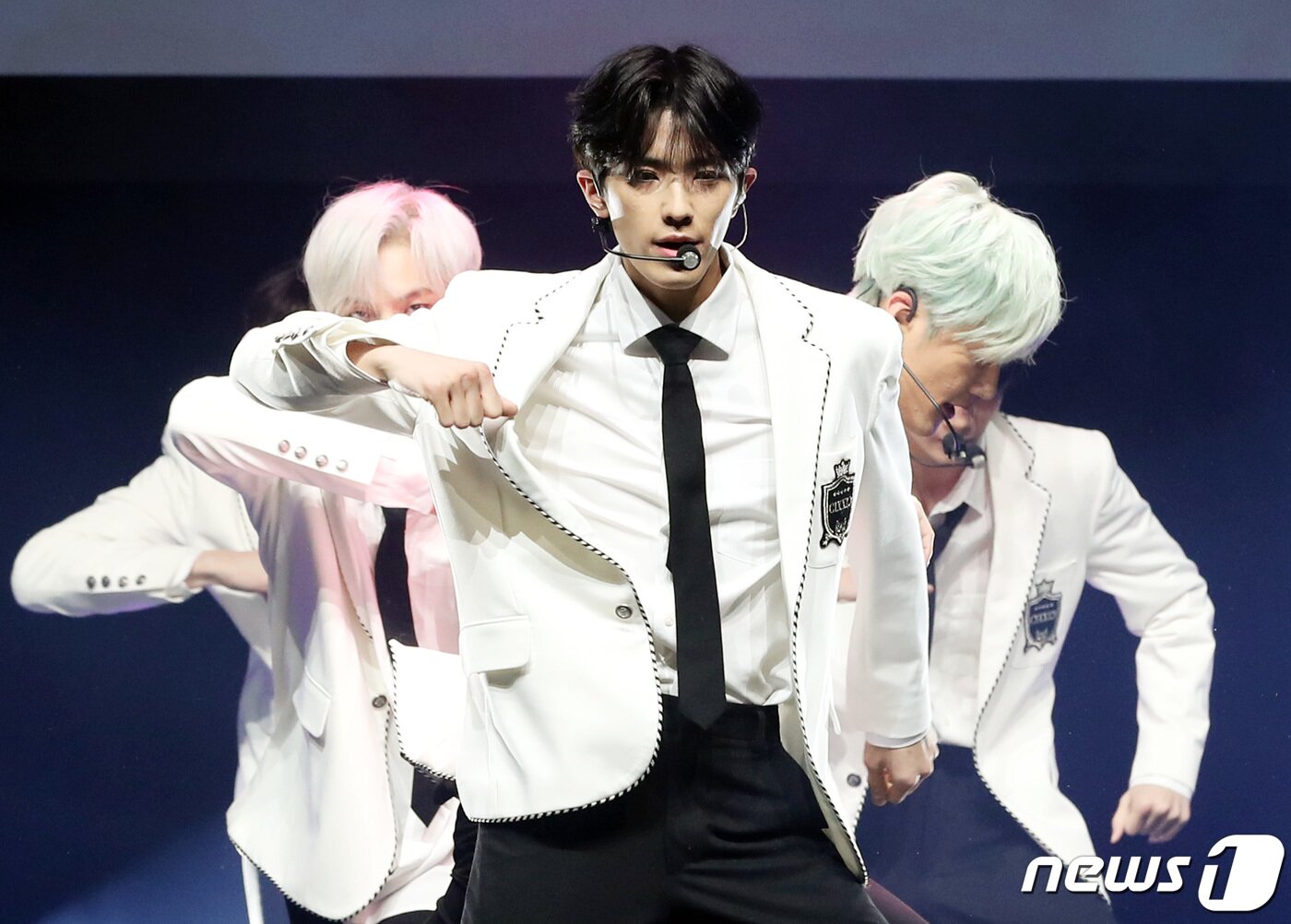본문 이미지 - 씨아이엑스(CIX)가 19일 서울 광진구 예스24라이브홀에서 열린 두 번째 미니 앨범 ‘헬로’ 챕터 2. 안녕, 낯선공간 (‘HELLO’ Chapter 2. Hello, Strange Place) 쇼케이스에 참석해 신곡을 선보이고 있다. 2019.11.19/뉴스1 ⓒ News1 권현진 기자
