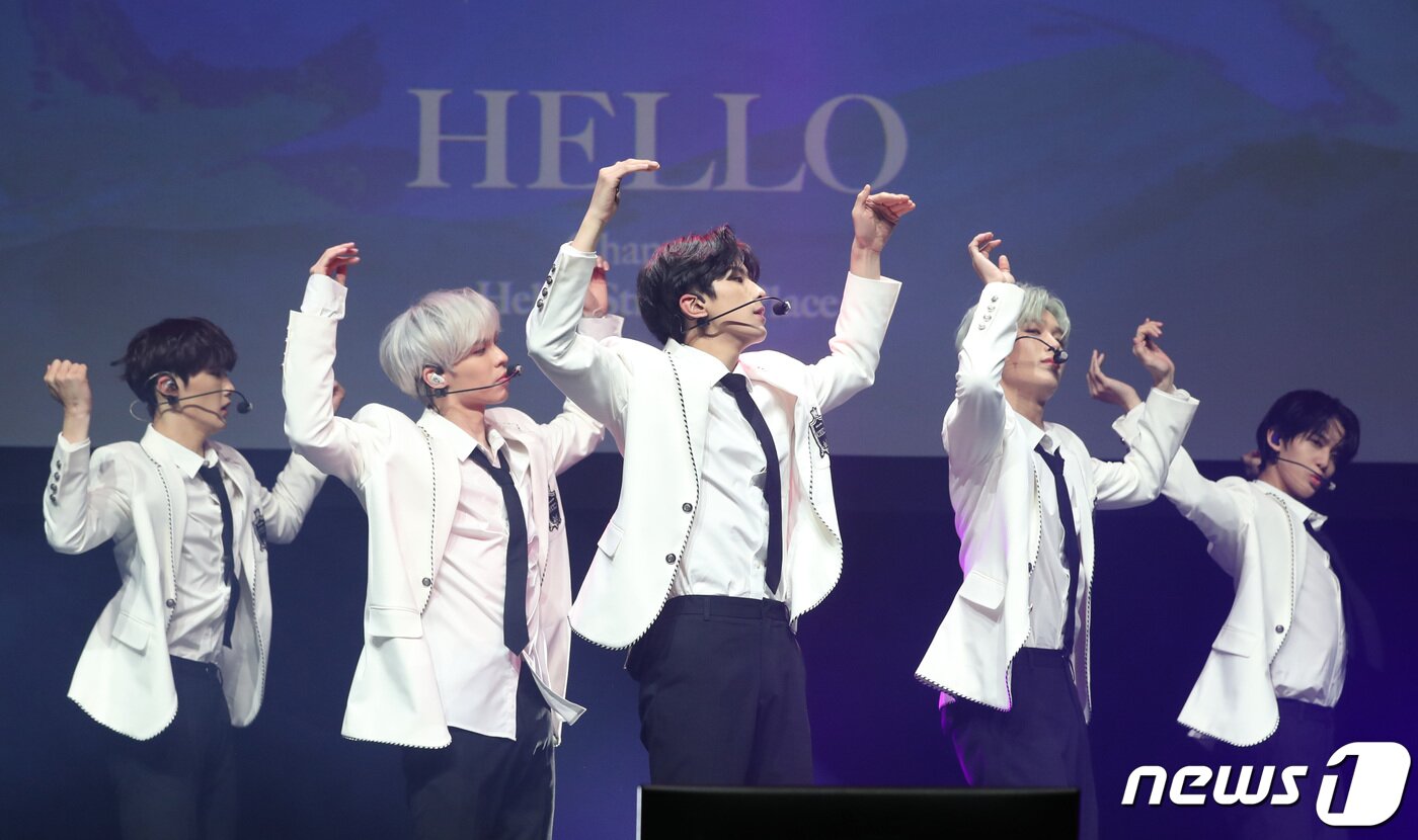 본문 이미지 - 씨아이엑스(CIX) 현석(왼쪽부터), BX, 용희, 승훈, 배진영이 19일 서울 광진구 예스24라이브홀에서 열린 두 번째 미니 앨범 ‘헬로’ 챕터 2. 안녕, 낯선공간 (‘HELLO’ Chapter 2. Hello, Strange Place) 쇼케이스에 참석해 신곡을 선보이고 있다. 2019.11.19/뉴스1 ⓒ News1 권현진 기자