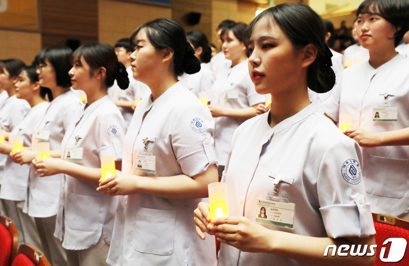 (수원=뉴스1) 조태형 기자 = 19일 오후 경기도 수원시 영통구 아주대학교에서 열린 제21회 나이팅게일 선서식에서 간호대학 학생들이 간호사로서의 윤리와 간호원칙을 맹세하며 나이팅 …