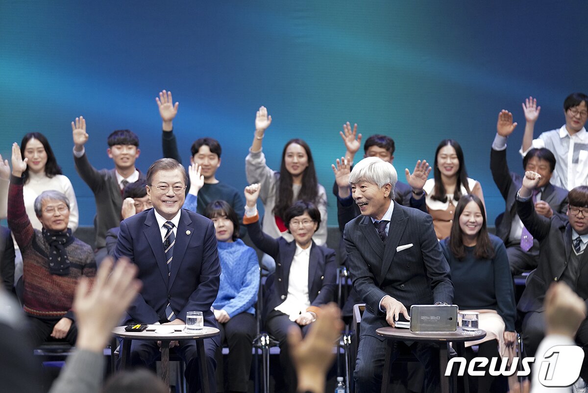 본문 이미지 - 문재인 대통령이 2019년 서울 마포구 상암동 MBC 사옥에서 열린 '국민이 묻는다-2019 국민과의 대화'에 출연해 국민들의 질의를 받고 있다.(청와대 제공) 2019.11.19/뉴스1
