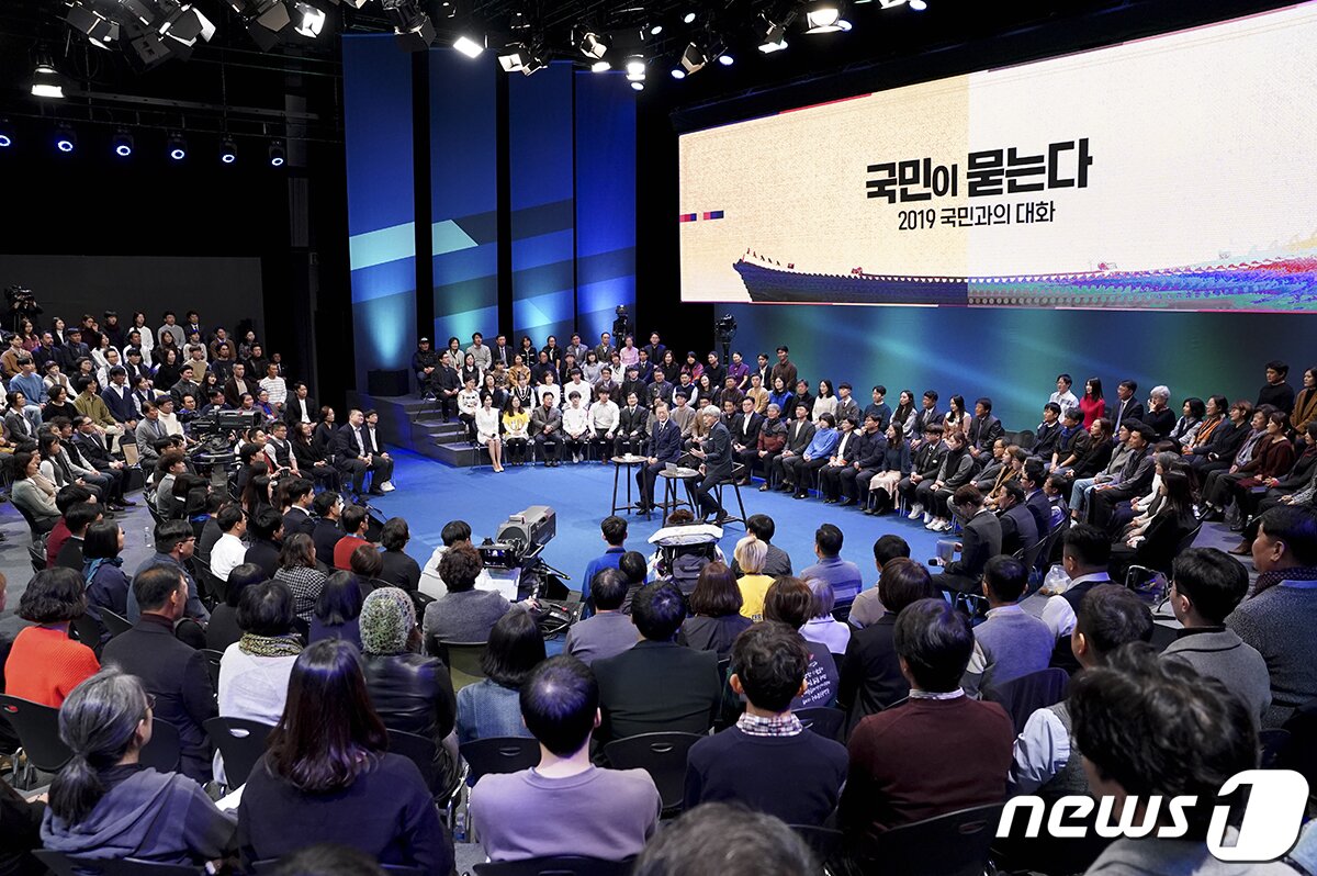 본문 이미지 - 문재인 대통령이 19일 오후 서울 마포구 상암동 MBC 사옥에서 열린 '국민이 묻는다-2019 국민과의 대화'에 출연해 국민 질의에 답하고 있다.(청와대 제공) 2019.11.19/뉴스1