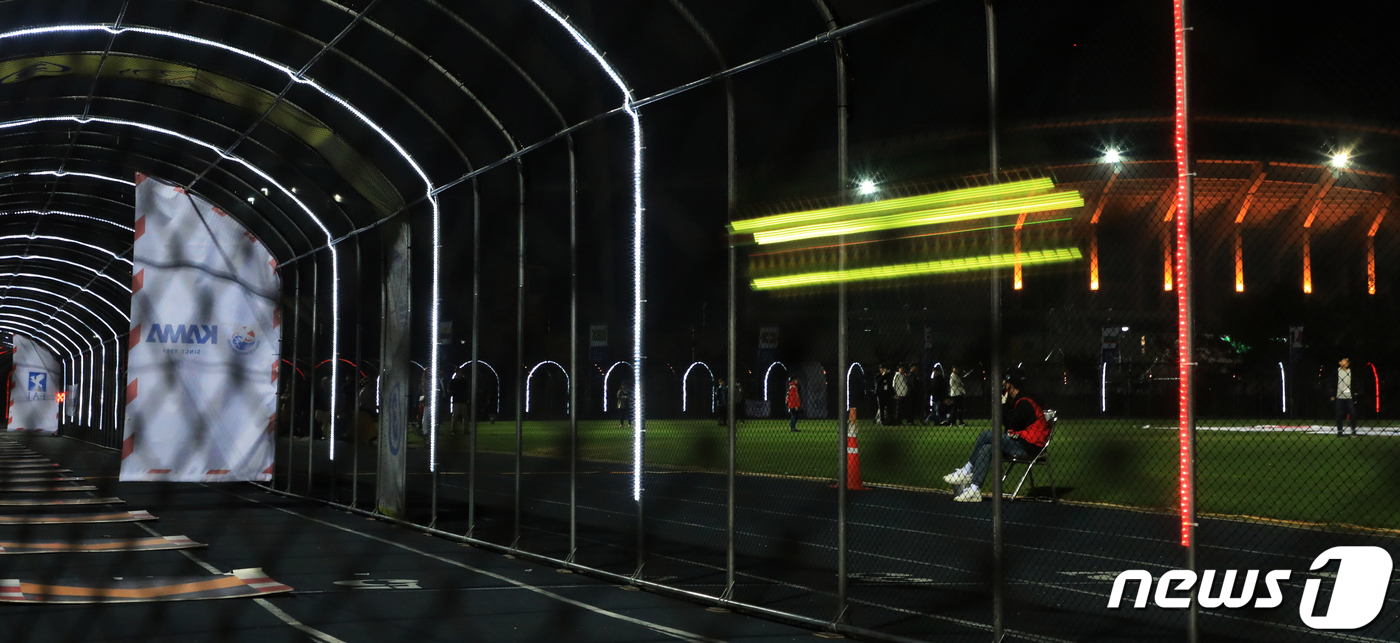 (전주=뉴스1) 유경석 기자 = 2019 전주 FAI 월드드론마스터즈 국제대회 개막식이 열린 2일 전북 전주시 전주월드컵보조경기장에서 드론레이싱 시연이 펼쳐지고 있다. 2019.1 …