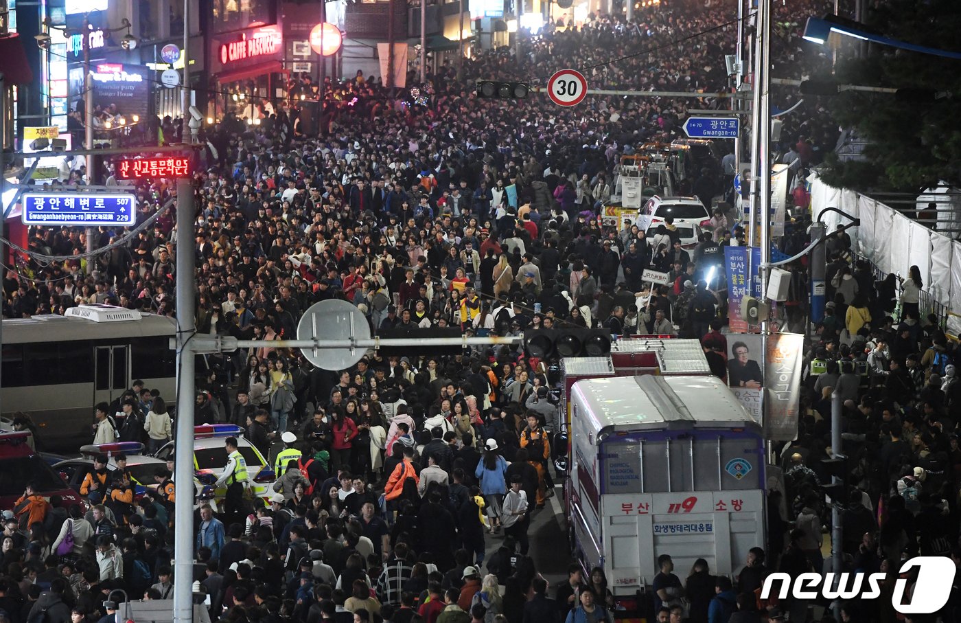 지난 2019년 11월 부산 광안리해수욕장 일대에서 열린 &#39;제15회 부산불꽃축제&#39;를 찾은 관람객들로 인근 도로가 북적이고 있다. 2019.11.2/뉴스1 ⓒ News1 DB