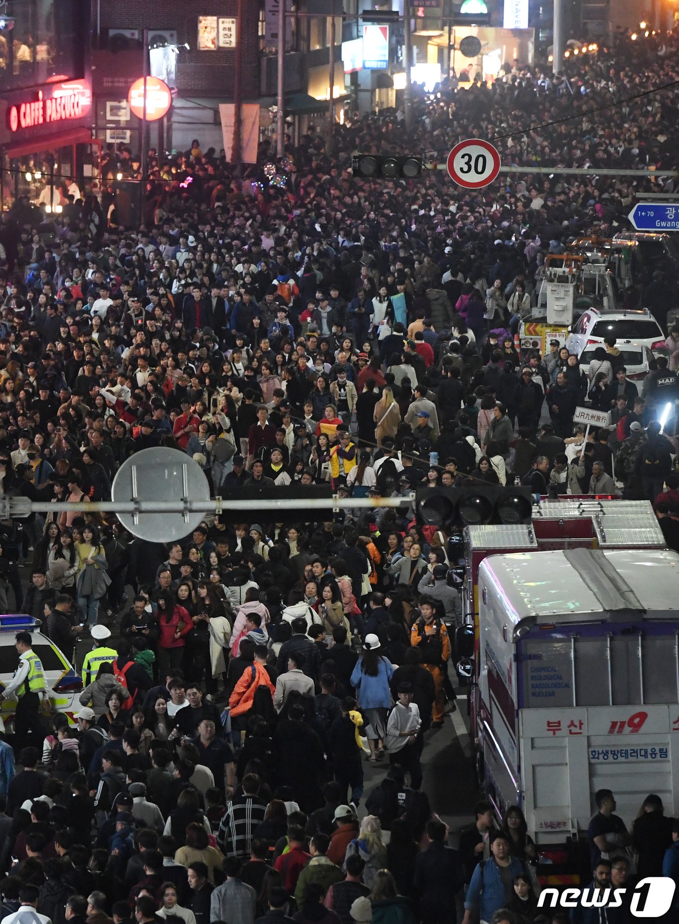 지난 2019년 부산 광안리해수욕장 일대에서 열린 &#39;제15회 부산불꽃축제&#39;를 찾은 관람객들로 광안리해수욕장 인근 도로가 북적이고 있다. 2019.11.2/뉴스1 ⓒ News1