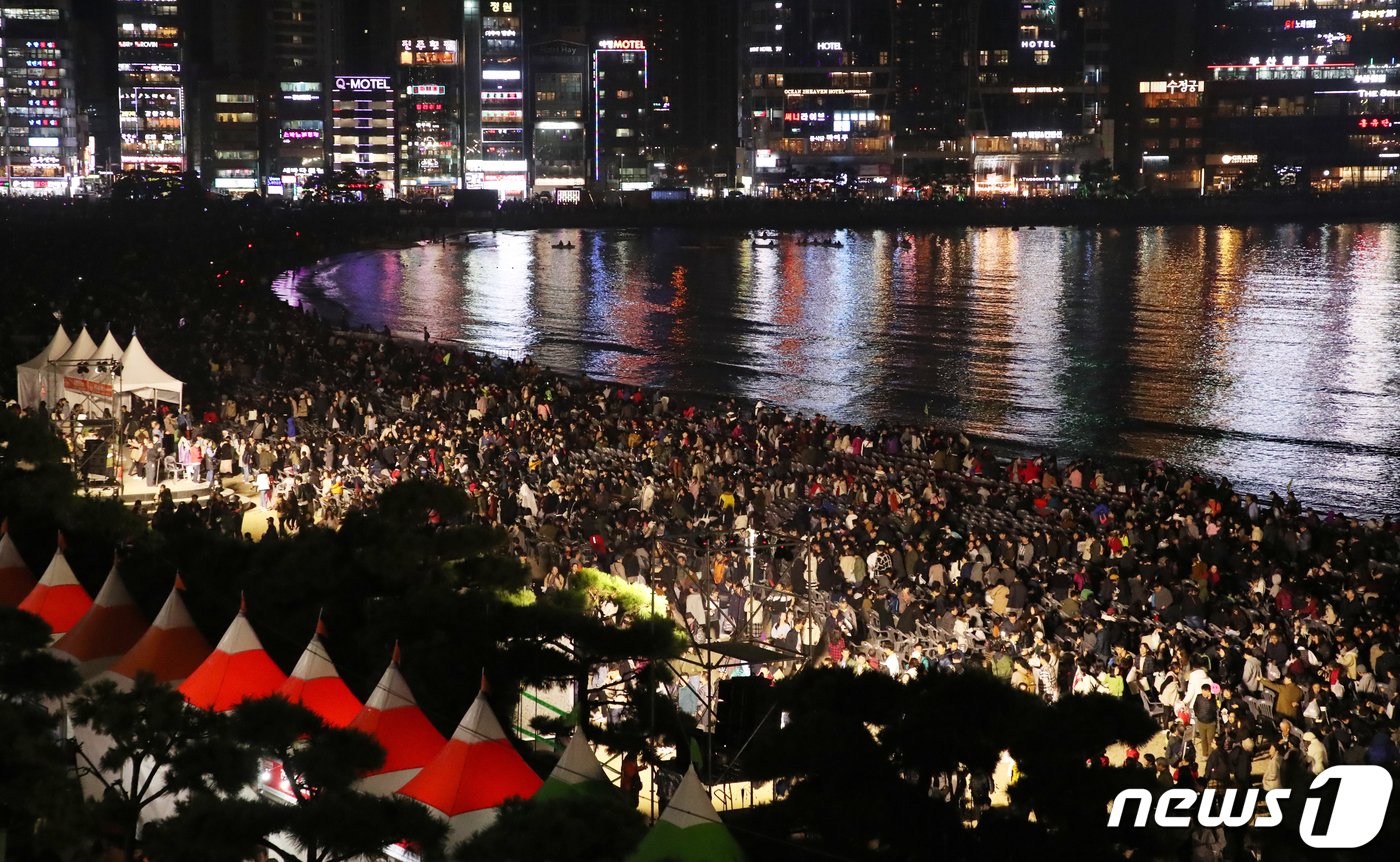 지난 2019년 부산 광안리 일대에서 열린 &#39;제15회 부산불꽃축제&#39;를 찾은 관람객들로 광안리해수욕장 백사장이 북적이고 있다. 2019.11.2/뉴스1 ⓒ News1 DB