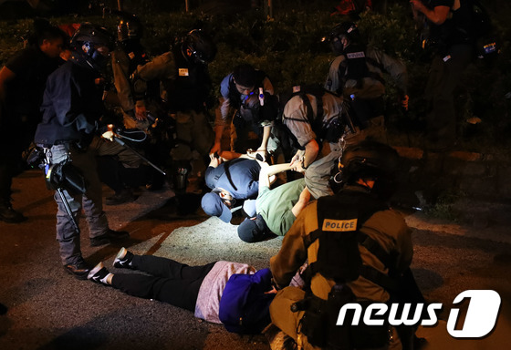 탈출 시도하다 경찰에 붙잡힌 홍콩 학생들