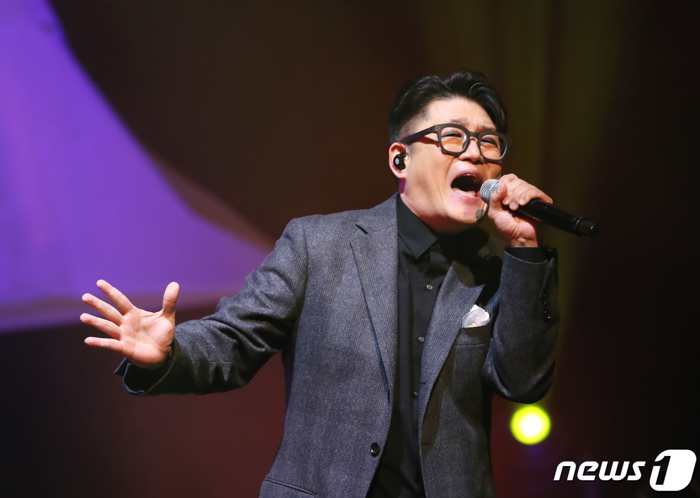 (서울=뉴스1) 권현진 기자 = 가수 김현철이 20일 오전 서울 중구 청계천 CKL스테이지에서 열린 10집 정규앨범 '돛' 발매 기념 음감회에 참석해 신곡 ‘위 캔 플라이 하이(W …