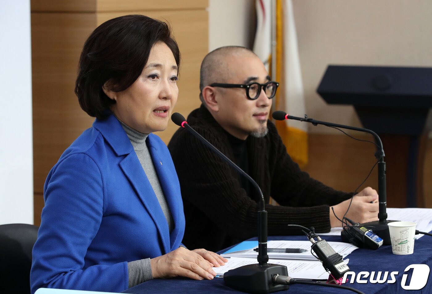 본문 이미지 - (왼쪽부터) 박영선 중소벤처기업부 장관과 김봉진 우아한형제들 창업자. 2019.11.20/뉴스1 ⓒ News1 오대일 기자