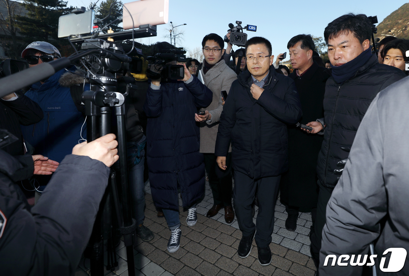 (서울=뉴스1) 이동해 기자 = 황교안 자유한국당 대표가 20일 오후 서울 종로구 청와대 사랑채 인근에서 지소미아 파기·패스트트랙 법안 강행 처리 등 철회, 문재인 정부의 실정에 …