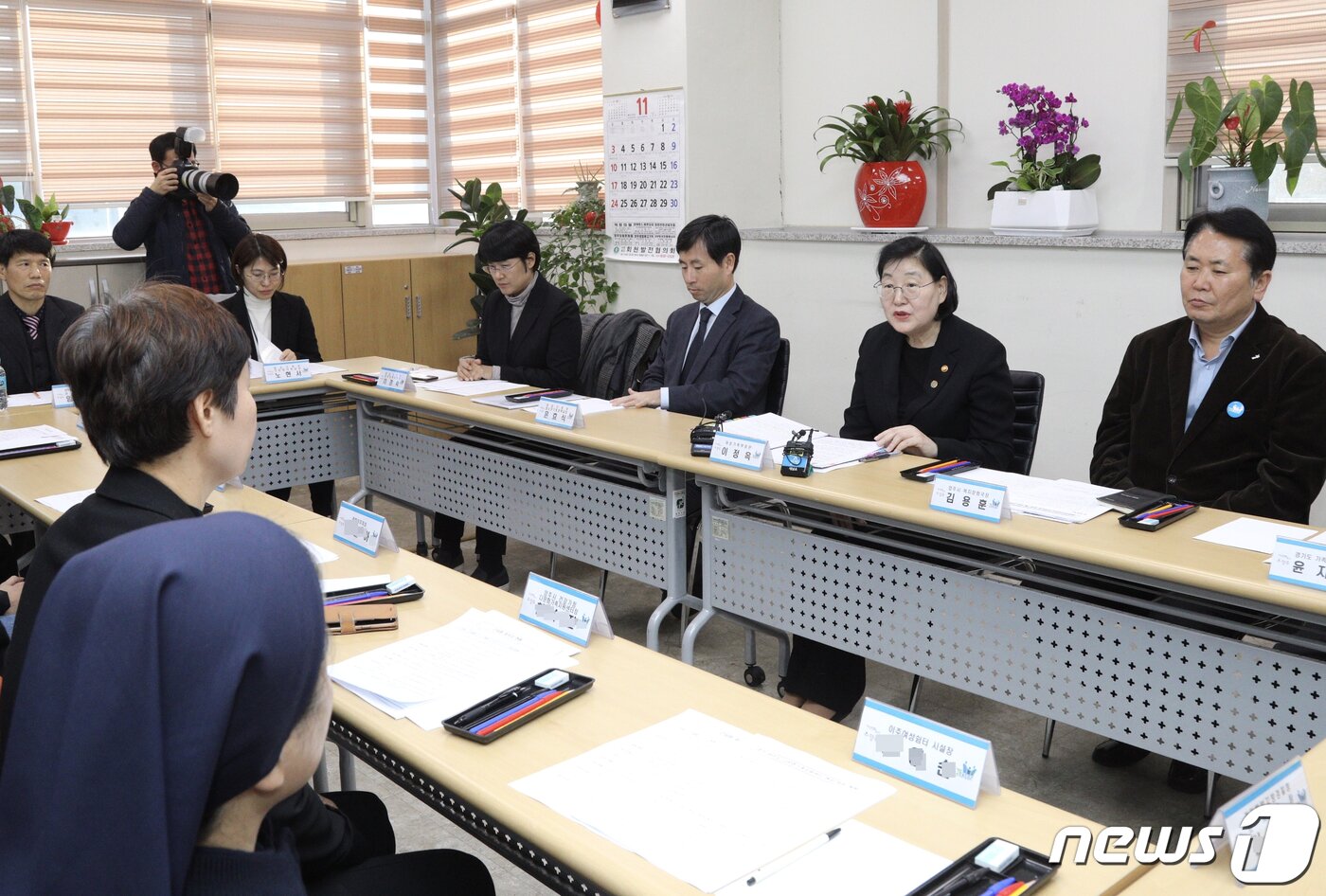 본문 이미지 - 이정옥 여성가족부 장관이 지난달 20일 경기도 양주시 건강가정·다문화가족지원센터에서 열린 ‘결혼이주여성 및 이주여성 관련 단체 관계자와의 간담회’에서 이야기를 하고 있다. (여성가족부 제공) 2019.11.20/뉴스1