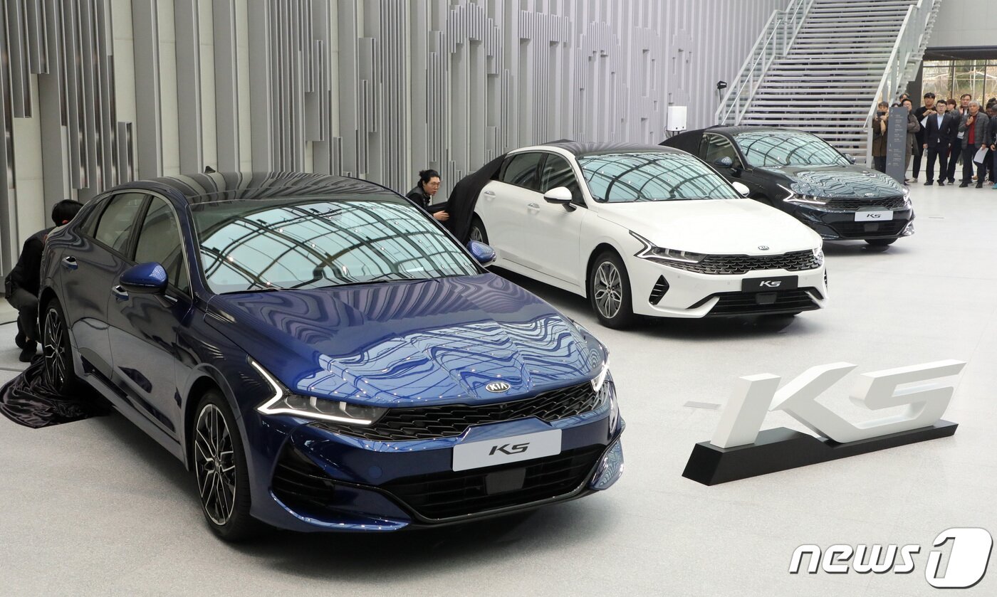 본문 이미지 - 21일 오전 경기도 용인시 기아 비전스퀘어에서 열린 신형 K5 미디어 프리뷰 행사에서 3세대 K5가 공개되고 있다.. 2019.11.21/뉴스1 ⓒ News1 조태형 기자