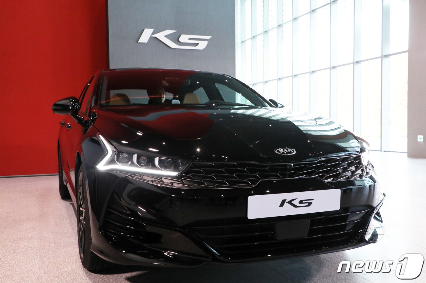 본문 이미지 - 21일 오전 경기도 용인시 기아 비전스퀘어에서 열린 신형 K5 미디어 프리뷰 행사에서 3세대 K5가 공개되고 있다. 차량과 운전자가 능동적으로 교감하는 첨단 '상호 작용형 기술(인터랙티브 기술)'이 적용된 3세대 K5의 가격은 2351만원부터 3365만원으로 책정 예정이다. 2019.11.21/뉴스1 ⓒ News1 조태형 기자