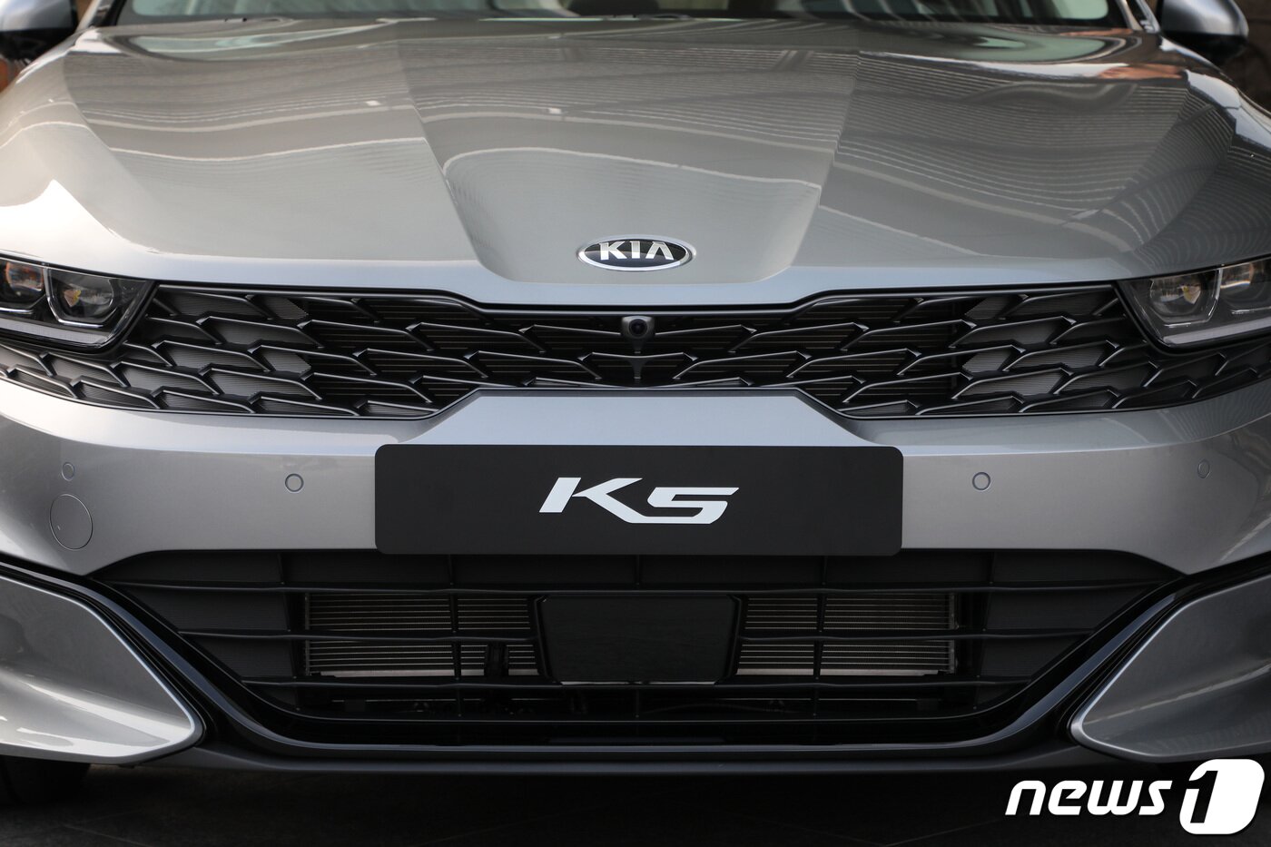 본문 이미지 - 21일 오전 경기도 용인시 기아 비전스퀘어에서 열린 신형 K5 미디어 프리뷰 행사에서 3세대 K5가 공개되고 있다.  2019.11.21/뉴스1 ⓒ News1 조태형 기자