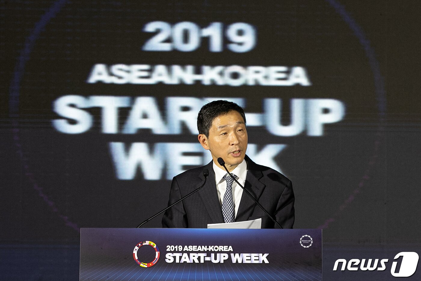 본문 이미지 - 이혁 전 주 베트남대사가 2019년 11월 21일 오후 경기 성남시 경기창조경제혁신센터에서 열린 한·아세안 스타트업 교류세미나 데모데이 개회식에서 개회사하고 있다. 2019.11.21/뉴스1 ⓒ News1 이승배 기자