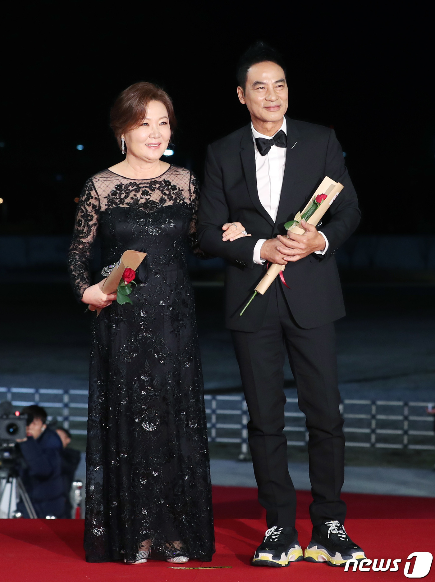 (인천=뉴스1) 권현진 기자 = 배우 김해숙, 임달화(오른쪽)가 21일 오후 인천 중구 운서동 파라다이스시티에서 열린 ‘제 40회 청룡영화상’ 레드카펫 행사에 참석하고 있다. 20 …