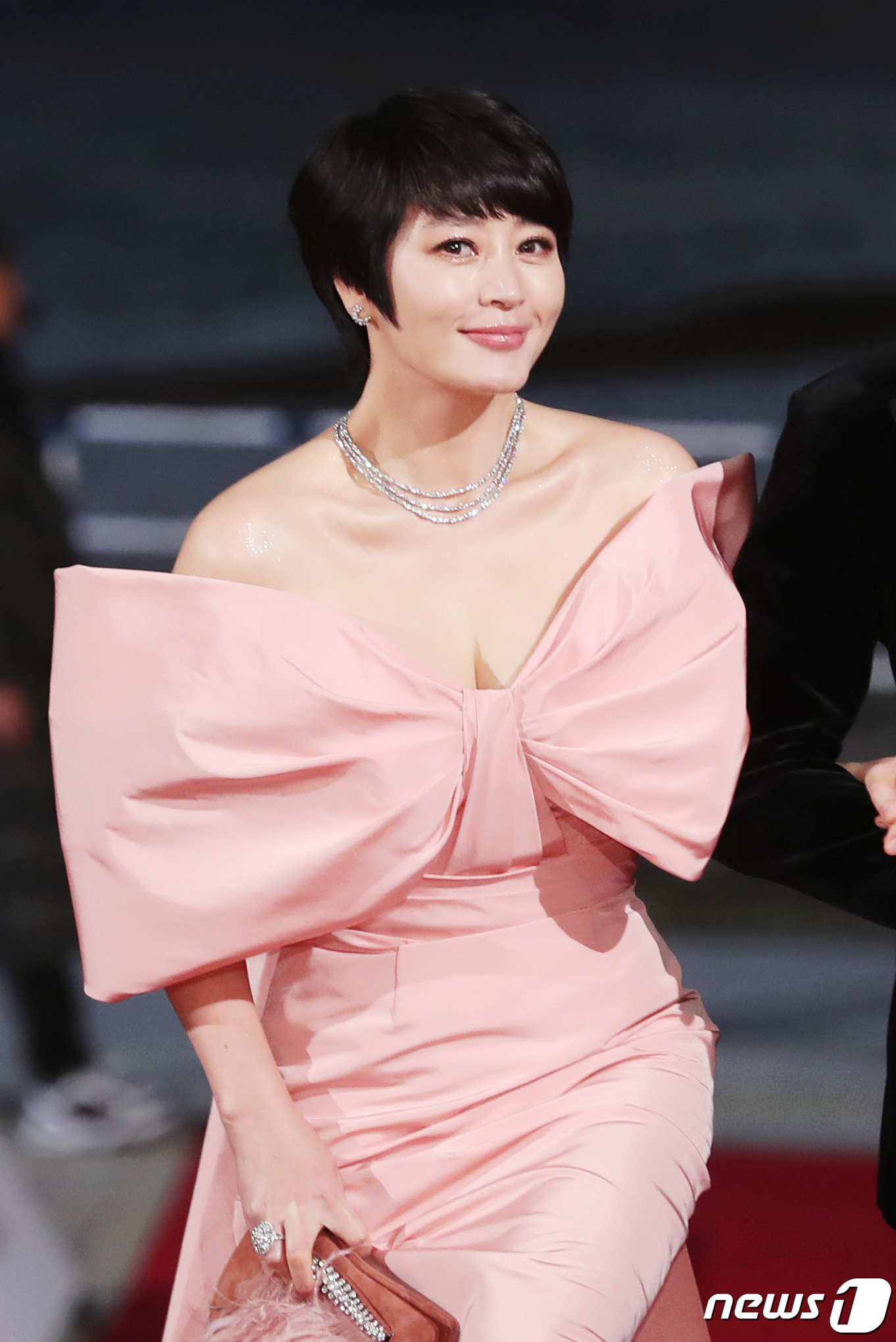 (인천=뉴스1) 권현진 기자 = 배우 김혜수가 21일 오후 인천 중구 운서동 파라다이스시티에서 열린 ‘제 40회 청룡영화상’ 레드카펫 행사에 참석하고 있다. 2019.11.21/뉴 …