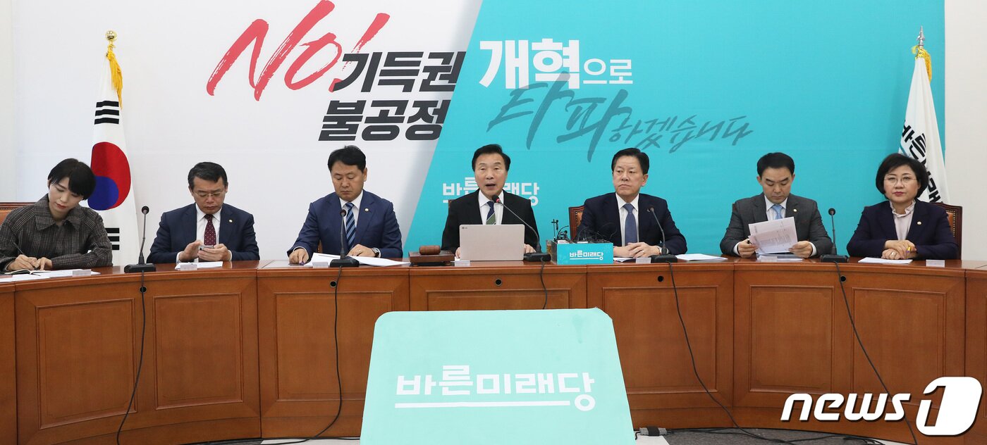 본문 이미지 - 손학규 바른미래당 대표가 22일 오전 서울 여의도 국회에서 열린 제171차 최고위원회의에서 모두발언을 하고 있다. 2019.11.22/뉴스1 ⓒ News1 임세영 기자