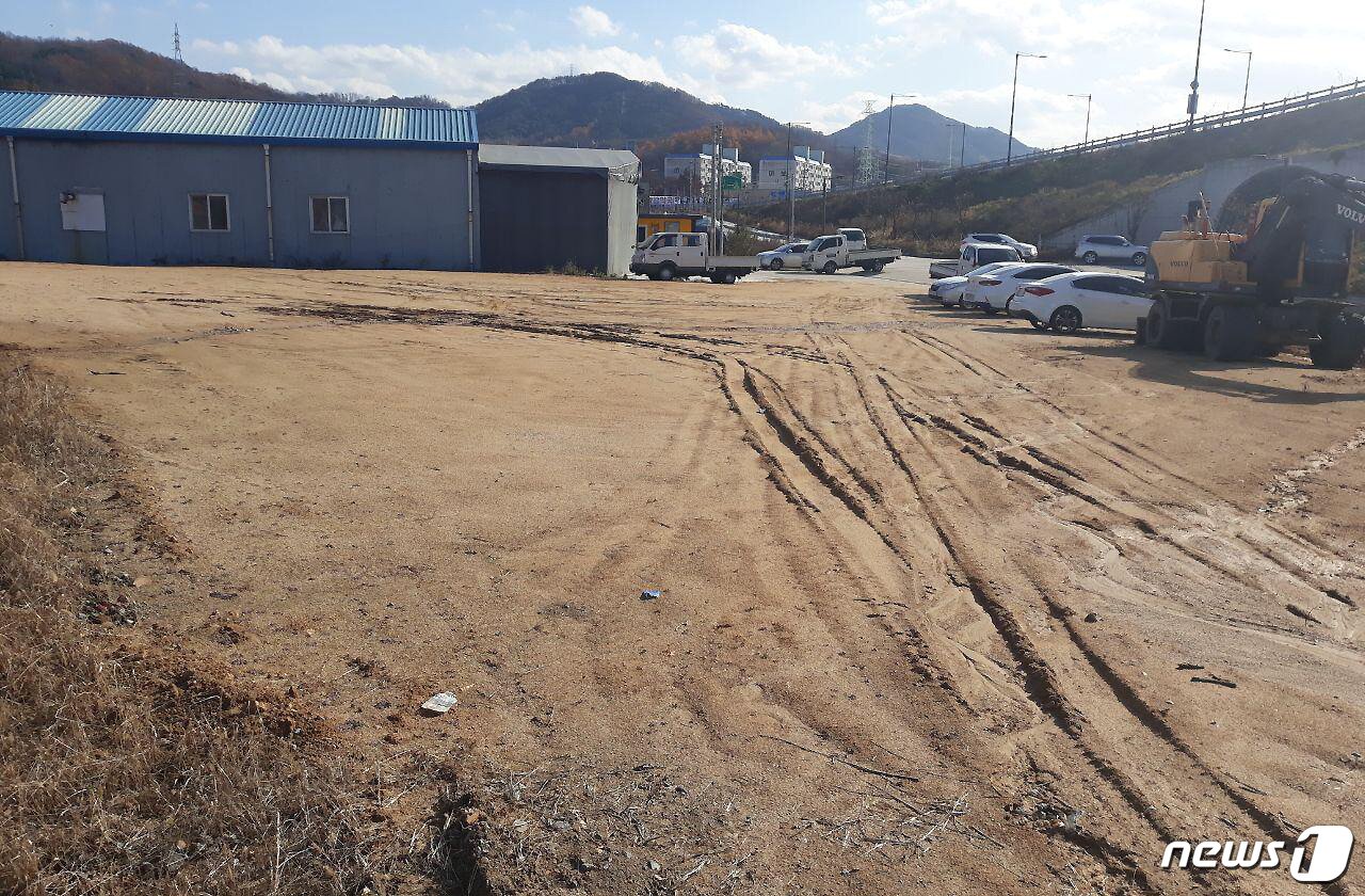 본문 이미지 - 22일 강원 원주시 KTX강릉선 만종역 이용객들을 위한 구 만종역 부지 임시주차장이 텅 비어 있다. 2019.11.22/뉴스1 ⓒ 뉴스1
