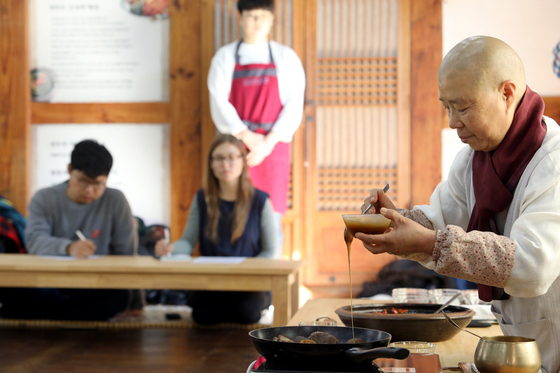정관스님, '지속 가능한 맛' 미국에 알린다…사찰음식 세계화