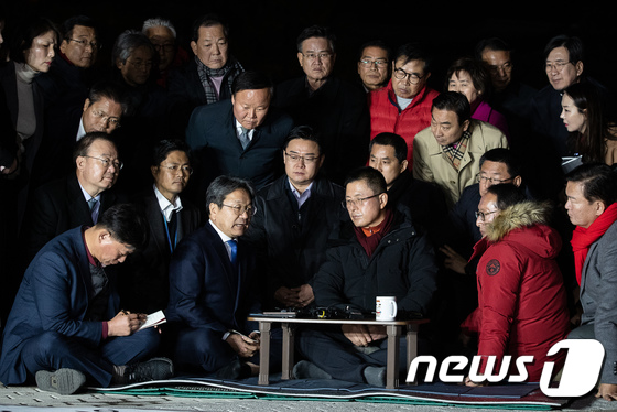 강기정 청와대 정무수석 면담하는 황교안 자유한국당 대표