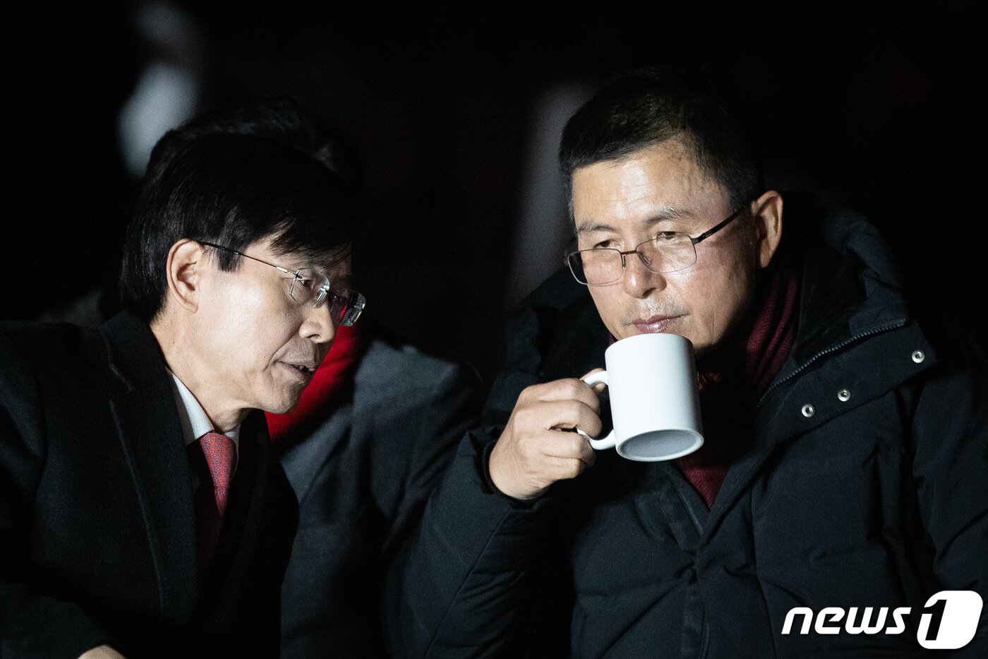 본문 이미지 - 국정 대전환을 촉구하며 단식농성 중인 황교안 자유한국당 대표가 22일 서울 청와대 분수대 앞 농성장에서 정부의 지소미아 종료 유예 발표와 관련 조경태 최고위원과 대화하고 있다. 2019.11.22/뉴스1 ⓒ News1 유승관 기자