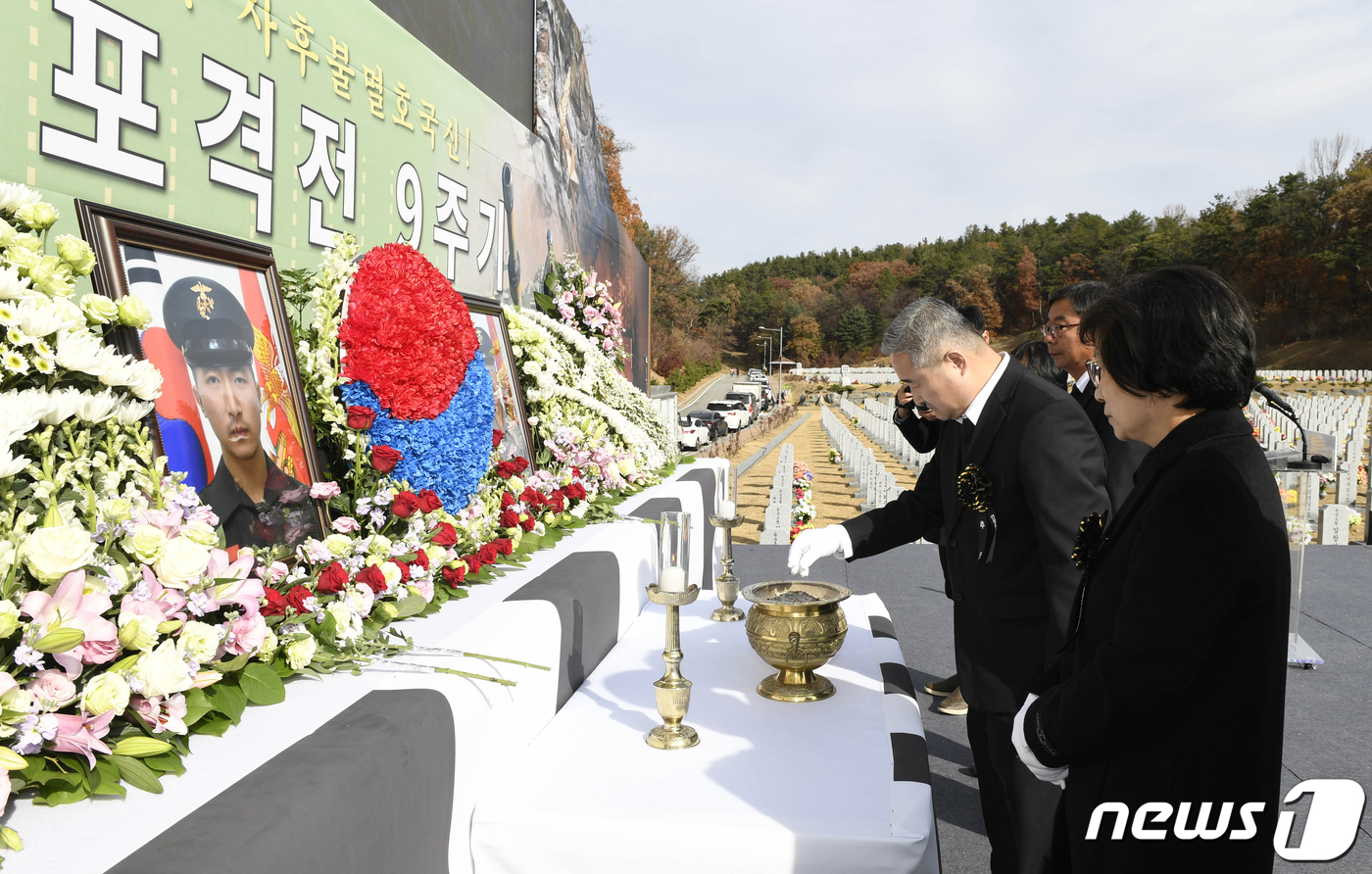 (서울=뉴스1) = 23일 국립대전현충원에서 거행된 연평도 포격전 9주기 추모행사에서 고 서정우 하사 아버지가 분향을 하고 있다.(해병대사령부 제공) 2019.11.23/뉴스1