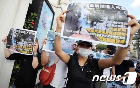 23일 오전 홍콩 카오룽 지하철역 앞에서 열린 최루탄 사용 반대 집회에서 참석자들이 행진하고 있다. 2019.11.23/뉴스1 © News1 이재명 기자