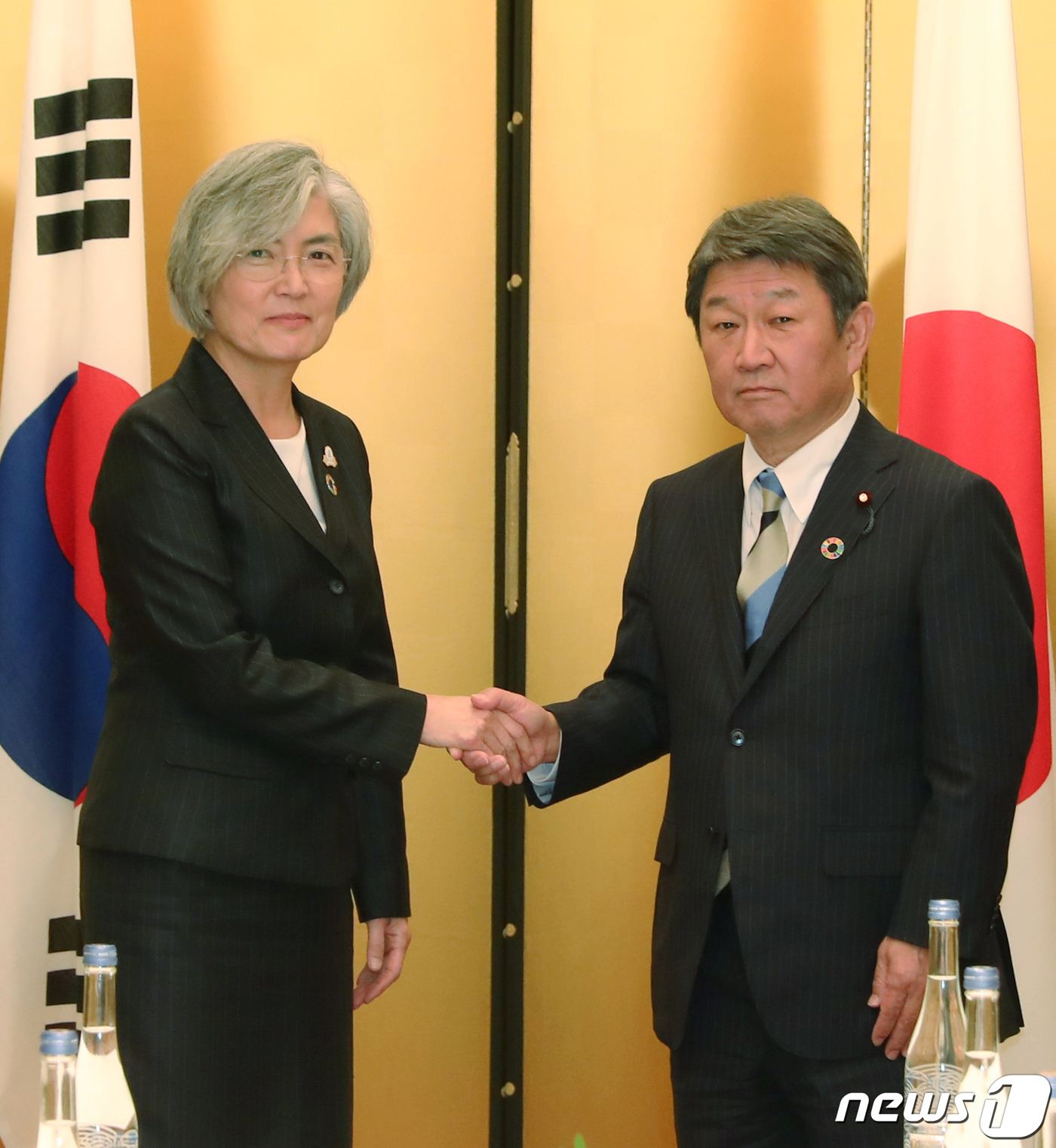 (나고야(일본)=뉴스1) = G20 외교장관회의 참석차 일본 나고야를 방문한 강경화 외교부 장관이 23일 모테기 도시미쓰(茂木 敏充) 일본 외무상과 한일 외교장관회담 전 악수하고 …