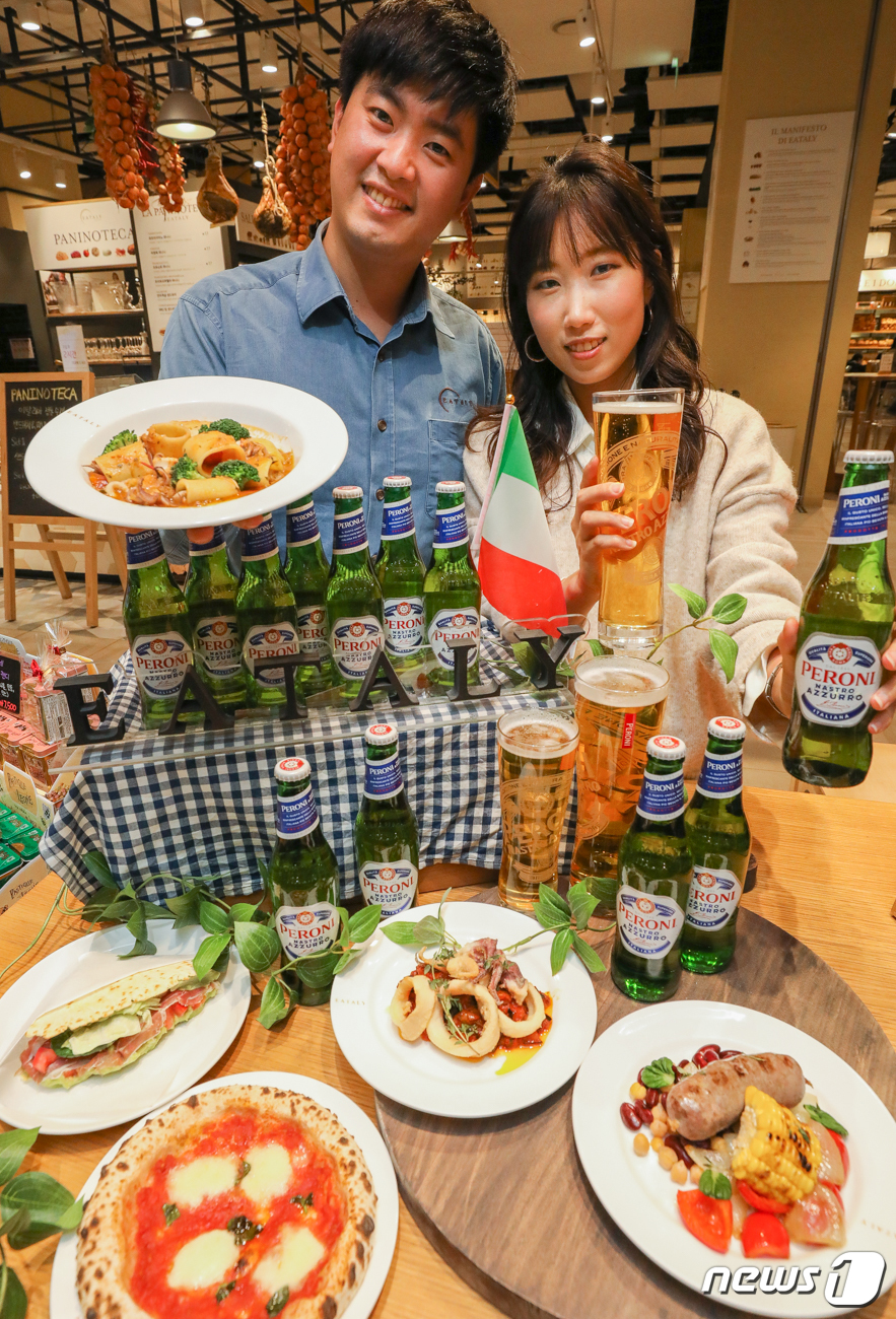 (서울=뉴스1) = 현대백화점그룹 계열 종합식품기업 현대그린푸드는 오는 29일 현대백화점 판교점에 위치한 이탈리아 프리미엄 식문화 공간 ‘이탈리(EATALY)’에서 ‘이탈리 나이트 …