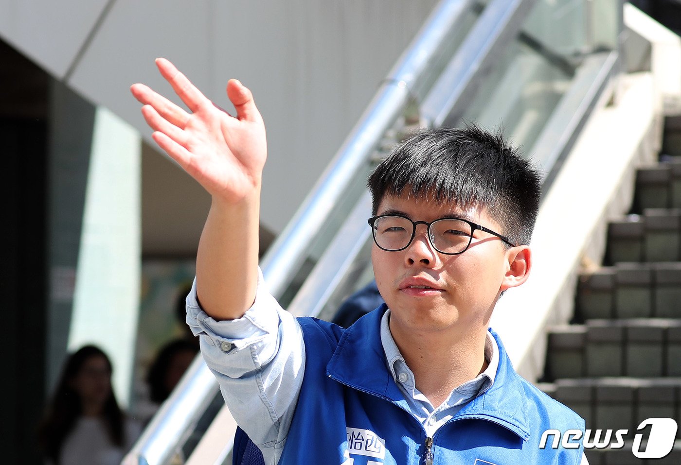 본문 이미지 - 홍콩 구의원 선거일인 지난해 11월24일 오후 우산혁명의 주역인 조슈아 웡이 홍콩 사우스 호라이즌 커뮤티니센터에 마련된 투표소 인근에서 선거 유세 지원을 하고 있다. 2019.11.24/뉴스1 ⓒ News1 이재명 기자