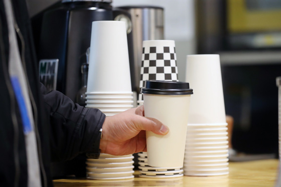 "소비자 불만은 사장님 몫"…'컵 따로 계산제' 우려하는 카페 업계