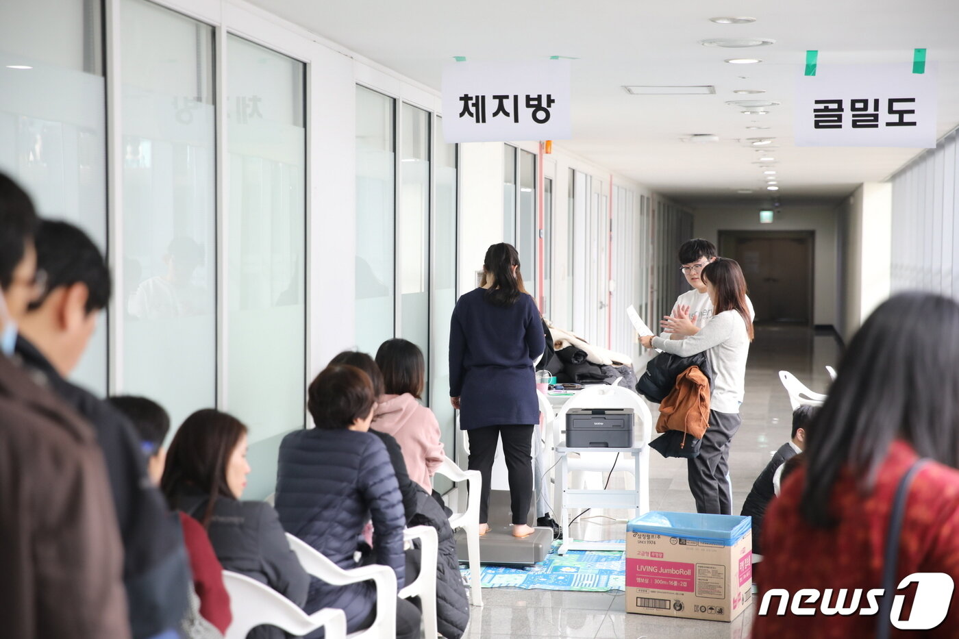 본문 이미지 - 가천대 적성 고사일에 수험생 자녀를 기다리는 학부모들이 건강검사와 상담을 받고 있다.(가천대 제공) ⓒ News1 김평석 기자