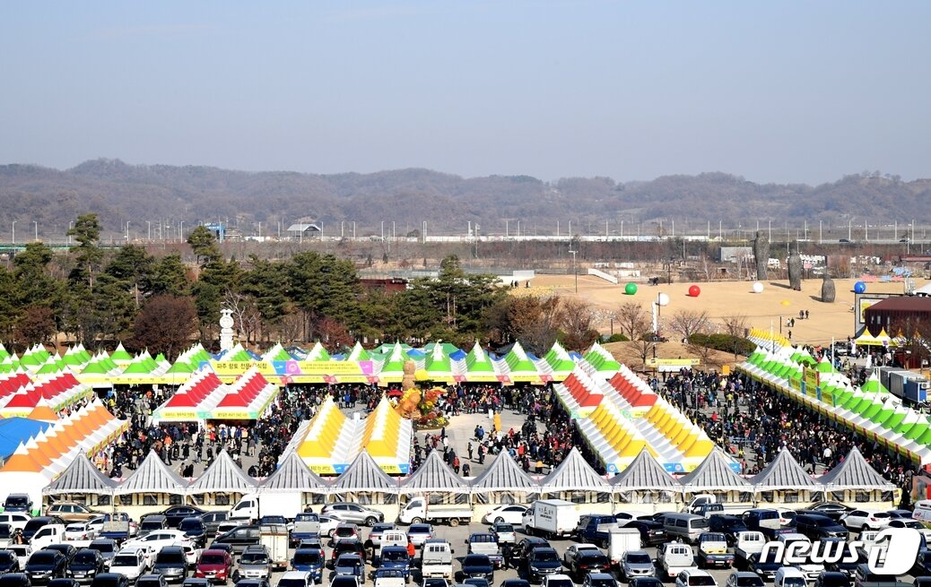 본문 이미지 - 지난 2019년 파주장단콩축제 행사징인 임진각 광장 모습  (파주시청 제공)ⓒ 뉴스1