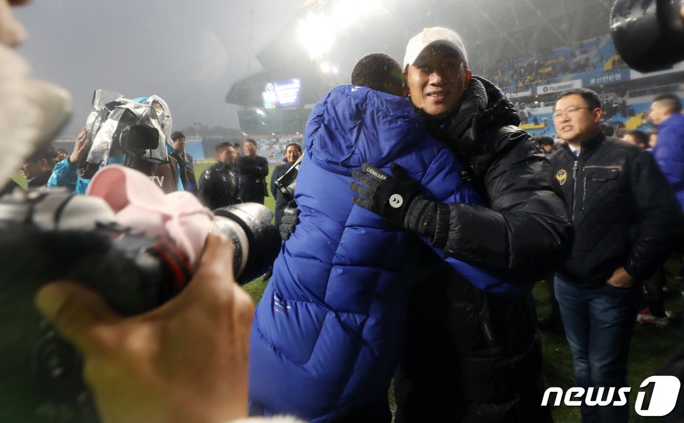 본문 이미지 - 24일 오후 인천축구전용경기장서 열린 인천 유나이티드와 상주 상무의 '하나원큐 K리그1 2019’ 파이널B 37라운드 경기에서 인천이 후반 30분 문창진의 선제 결승골과 후반 43분 케힌데의 쐐기골을 묶어 2-0으로 승리, 유상철 감독이 선수단과 포옹을 나누고 있다. 2019.11.24/뉴스1 ⓒ News1 이동해 기자